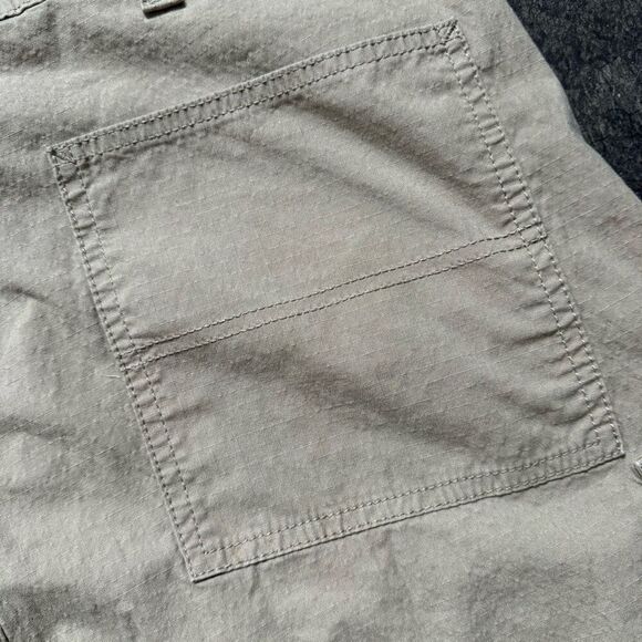 Signature Levi’s Tan Cargo Pants Lightweight Essential Men’s Size 40 Outdoors - Picture 16 of 16